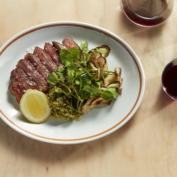 アンガス牛ランプステーキ - グリーンオリーブタプナード、大黒しめじのグリル、レモン