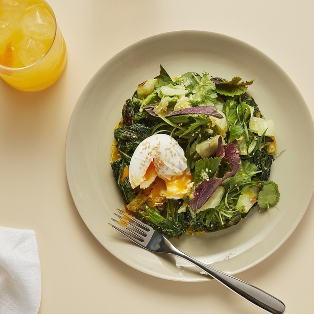 【写真】春菊とグリーンキムチパンケーキ - ポーチドエッグ、コリアンダー、ジンジャードレッシング 