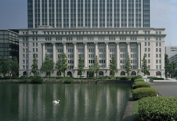 皇居お堀側から見た明治生命館