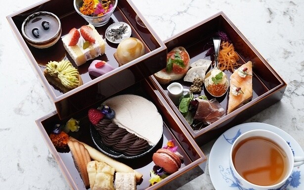 お重を使ったオリジナルアフタヌーンティー「お堀端の玉手箱」(数量限定)