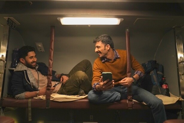 特殊部隊隊員のアムリト(ラクシャ)とヴィレシュ(アビシェーク・チャウハン)は命がけで武装強盗団と闘う