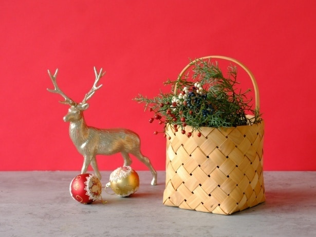 【写真】バスケットにたっぷりと詰め込んだグリーン＆ベリー。季節感あふれるホリデー演出にぴったり