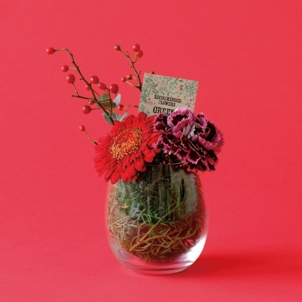 花とベリーが印象的なアレンジメント。冬の贈り物にも喜ばれる温もりあるひと品