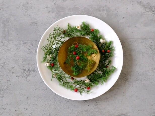 細かく切ったグリーン＆ベリーで皿を囲むと、手軽にリースのような華やかさに。パーティのデコレーションにもぴったり