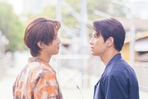 森崎ウィンと向井康二(Snow Man)がピュアなラブストーリーに挑んだ『(LOVE SONG)』の見どころを紹介。タイを舞台に、二人の想いが交錯する姿にキュンキュンが止まらない！