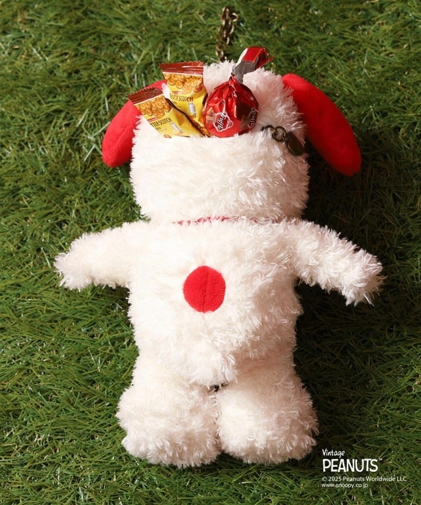 ぬいぐるみポーチは、背面ファスナー付きでお菓子もたっぷり収納可能