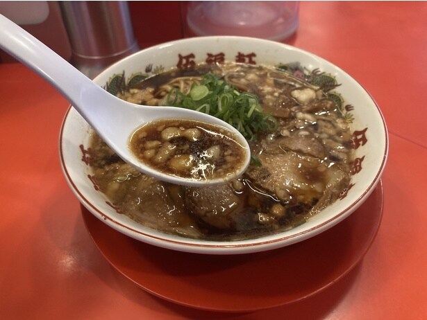 たっぷり入った背脂でコク深い味わい。「背脂黒醤油ラーメン」(並790円、大940円)