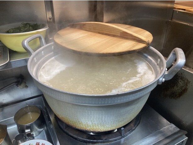 スープは豚骨の旨味を出しつつ、清湯なのであっさりと飲みやすい