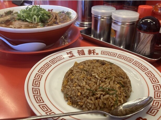 「黒ヤキメシ定食」(1050円)。「黒ヤキメシ」の単品は並760円、大960