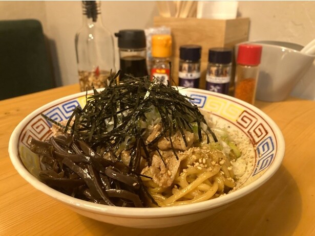 「肉まぜそば」(並盛り1000円)。麺量は茹で後で350グラムと食べ応え満点