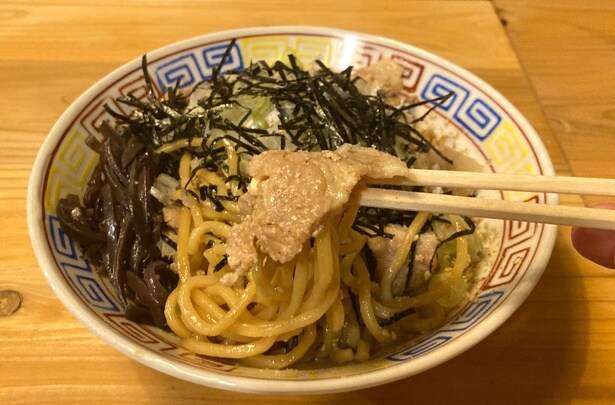 通常でも豚肉がたっぷり。ランチ限定のご飯はセルフサービス