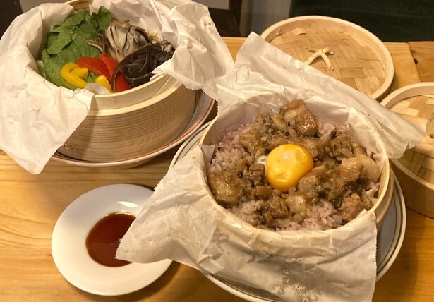 「せいろ蒸し」。ルーロー飯(写真右700円)、野菜盛り(同左500円)。好みで酢醤油をかけてどうぞ