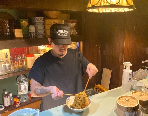 濃厚なタレにも負けないほど、しっかりと太麺の存在感がある。自慢のカエシや鶏油を絡めた状態で提供してくれる