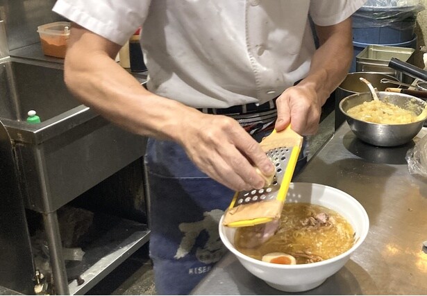 仕上げにすりおろしのショウガをかけて完成