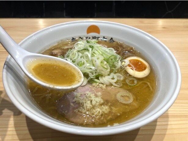 表面に浮くラードで最後まで熱々の状態をキープ