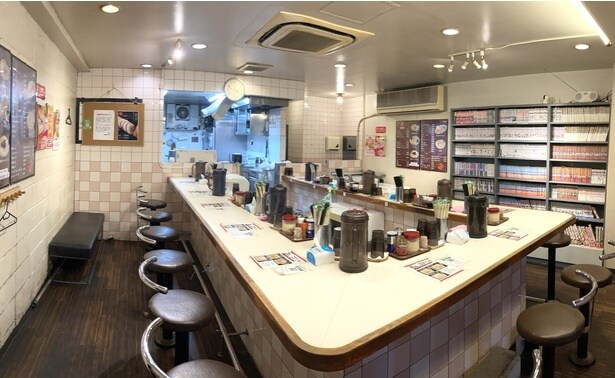 大量のマンガが置かれ、居心地のよさも魅力。夜は仕事終わりに飲みに来る常連客も多い