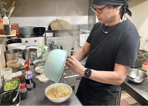 店長の原口直樹さん。「お気に入りのスープ、麺の組み合わせで存分に堪能してくださいね」