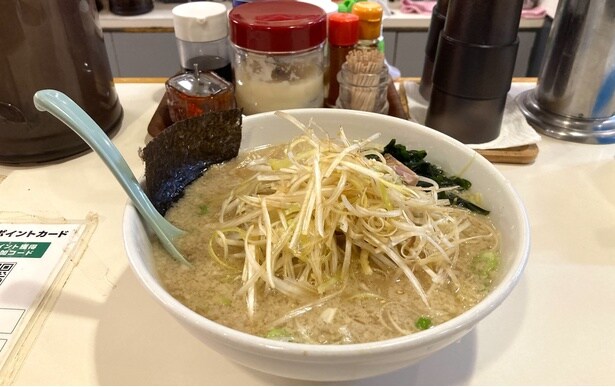 「ねぎラーメン」(1040円)。カエシは醤油、麺は縮れをセレクト