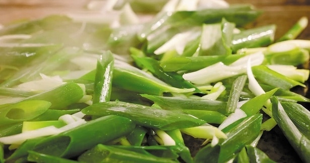 【写真】京都発祥の伝統食材、九条ネギをサッとグリル