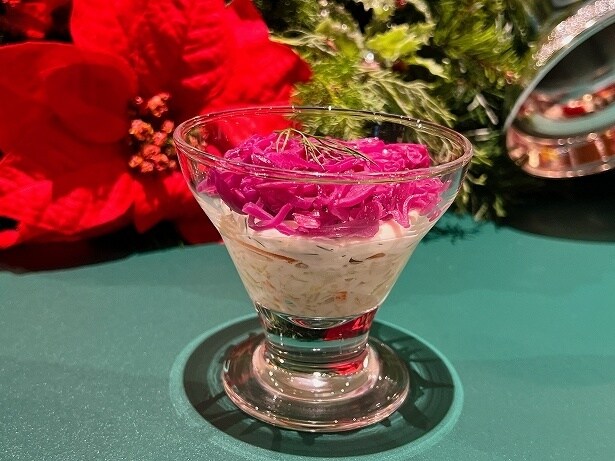 「スモークサーモンとコールスローのグラスサラダ」