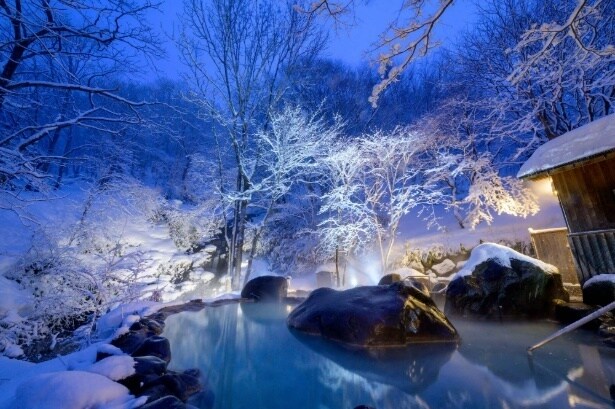 「奥入瀬渓流ホテル by 星野リゾート」で開催される「冬の絶景雪見露天」では、「八重九重の湯」を貸し切りで利用することができる