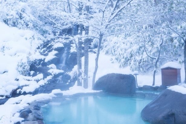 【写真】雪深い森にひっそりとたたずむ冬の露天風呂「八重九重の湯」