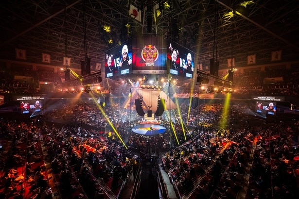 7722人の観客で埋め尽くされた両国国技館。伝統的な相撲の聖地がストリートカルチャーの熱気に包まれた