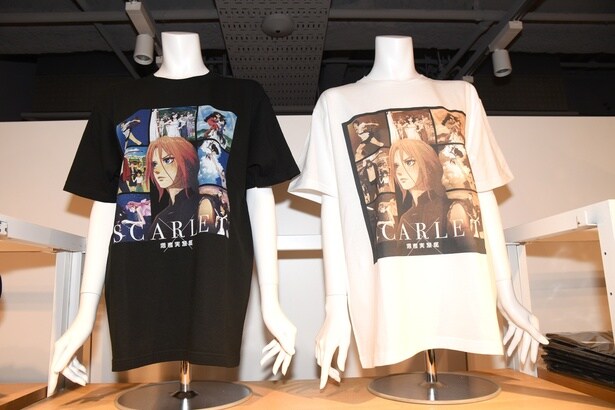 【写真を見る】Tシャツやトレーディング缶バッジなど、さまざまな『果てしなきスカーレット』グッズも発売中