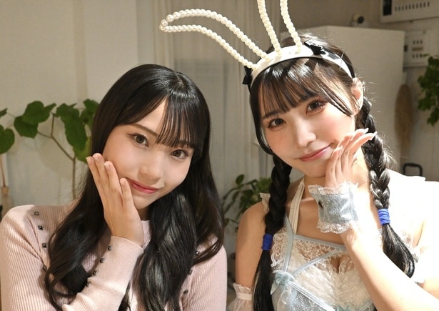 アイドルグループ・GigiL伊織芽衣さんと元NGT48川越紗彩さんが発売されたばかりの1st写真集を交換