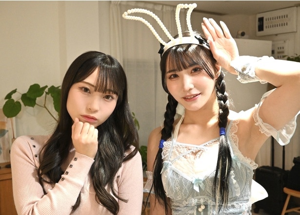 【写真】伊織芽衣さんは1st写真集でも着ているウサギのコスプレでお渡し会に出席、川越紗彩さんも1st写真集でウサギのコスプレ2着を着用