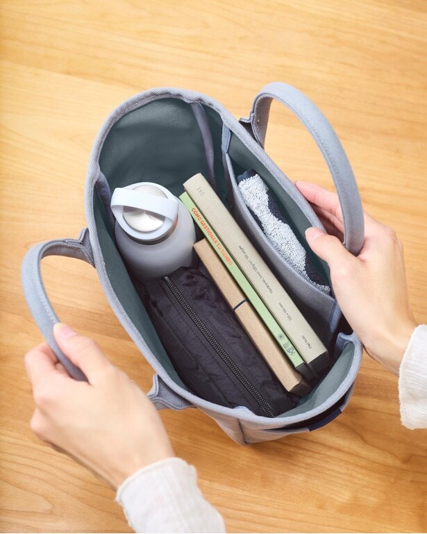 ポーチや水筒もすっきり収納。ちょっとした外出に重宝しそう