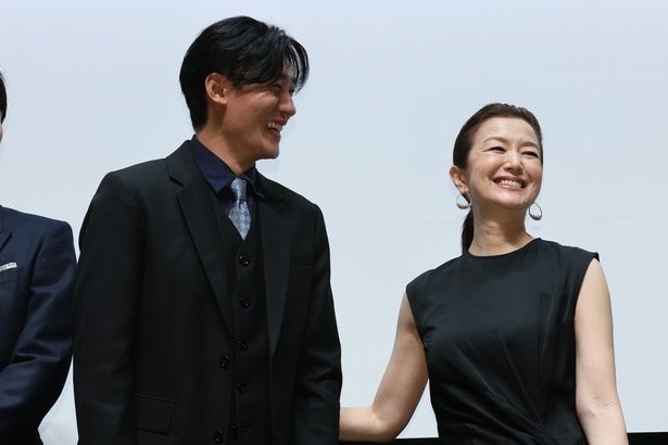 W主演の松谷鷹也さんと鈴木京香さん。劇中さながらの親子のような温かい雰囲気で登壇