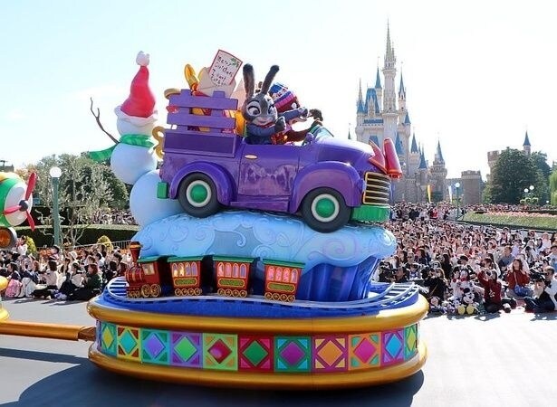 スペシャルイベント「ディズニー・クリスマス」のパレード「トイズ・ワンダラス・クリスマス！」のワンシーン。ニックとジュディのフロートは、乗り物大好きな子どもたちの願いを叶える