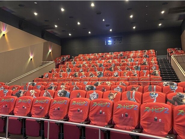 期間限定で登場したズートピアシアター!今回新たに登場するゲイリー、パウバートなど全12種の個性豊かなキャラクターたちで装飾された特別なシートカバーで『ズートピア2』を鑑賞できる