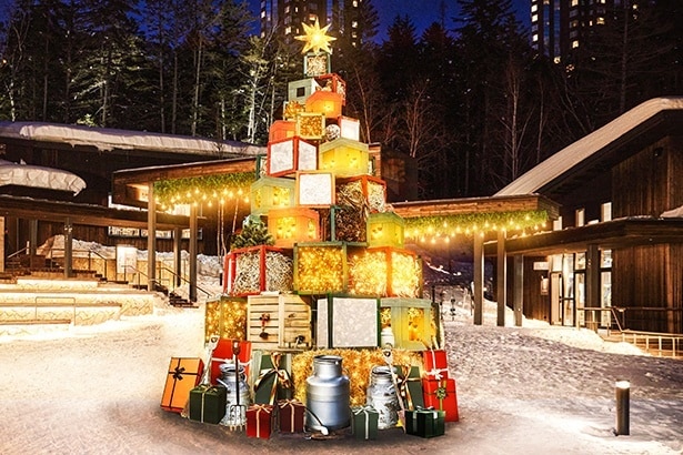 【写真】牧草や牛乳ビンのランプ、農具のオーナメントを飾りつけたファームクリスマスツリー