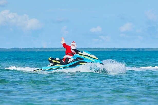 ビーチに颯爽と現れる「デリバリーサンタ」