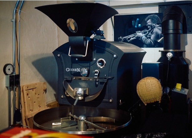 豆の個性を見極め、浅煎りから深煎りまでレンジ広めに焼く