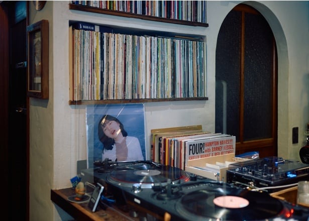 シティポップや昭和歌謡、ジャズなどジャンルを問わず大量のレコードがそろう。リクエストもOK