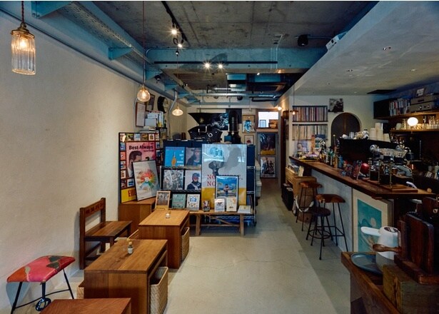 カフェ利用のほか、仕事終わりに角打ちを楽しむのもいい