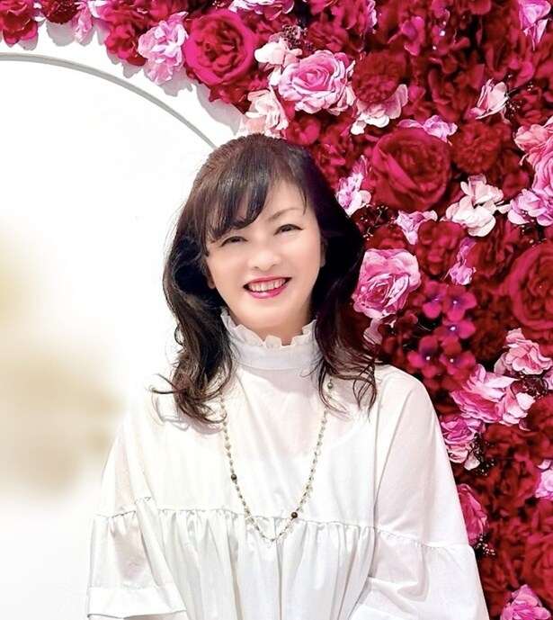 ティーインストラクター・砂川さんが、試飲を交えながら、おすすめの紅茶やブランドの特徴を解説する