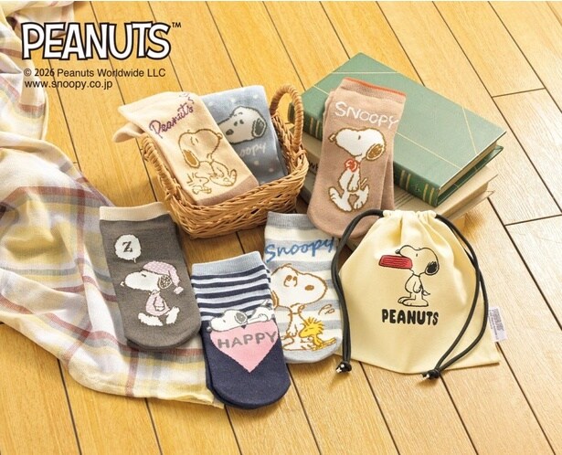 ナチュラルカラーでまとめた靴下6点セット。かわいい巾着付きで、毎日違う柄のスヌーピーを楽しめる