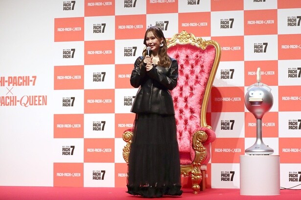 PACHI-PACHI-QUEENさながらの黒い衣装を身をまとった藤田ニコルさん