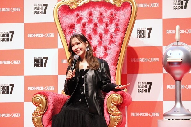 藤田ニコルさんの傍らにはCMで共演した拍手ロボット「ビッグクラッピー」の姿も