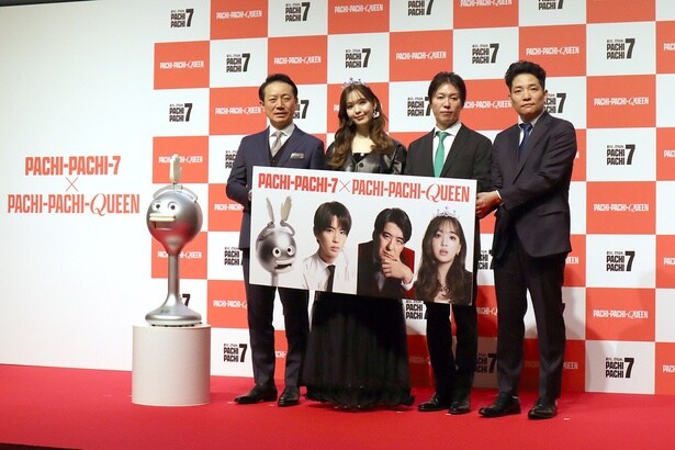 日本遊技機工業組合 盧昇副理事長(写真左)、藤田ニコルさん、榎本善紀理事長(写真右から2番目)、内ヶ島吉則広報委員長(写真右)