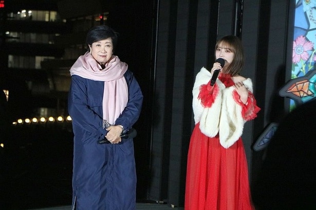 点灯式の前に挨拶をした小池百合子さんと与田祐希さん