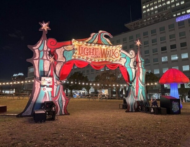 サーカスキッチン(武蔵野大学前広場)では、イルミネーションと一緒に楽しめるフードやドリンクも用意されている