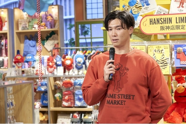 エルモのトレーナー姿で登場した阪神タイガースの湯浅京己選手