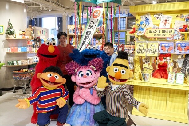 キャラクターたちに囲まれながらくす玉を割る湯浅選手と増田さん。「オープン」の掛け声とともに会場は拍手に包まれた