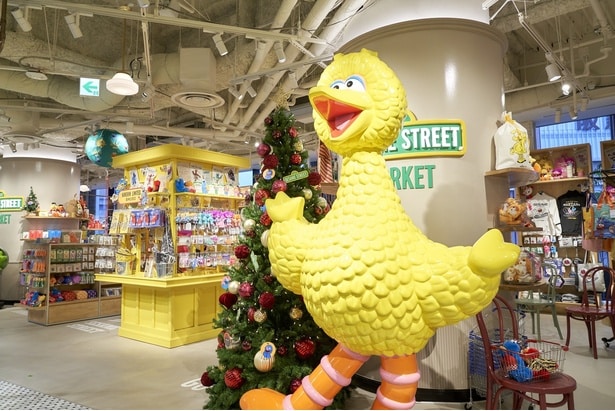 セサミストリートマーケット阪神梅田本店の店内。約100坪の広々とした空間に400種類以上のグッズが勢ぞろい