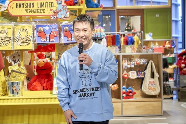 クッキーモンスターのトレーナーで登壇したますだおかだ増田さん。「このまま着て帰りたい」と大喜び